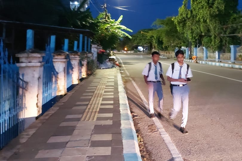 Hajnali 5:30-kor kezdődik az iskola egy indonéz városban, sokan tiltakoznak