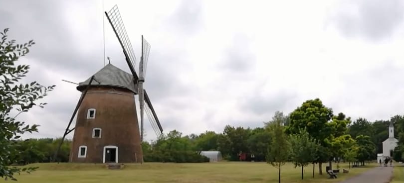 Lezuhant az Ópusztaszeri Emlékpark szélmalmáról egy férfi, mentőhelikopter szállította kórházba