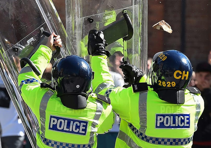 Jóformán nincs hely a brit börtönökben a súlyos szélsőjobboldali zavargások résztvevőinek, akik sok rendőrt is megsebesítettek