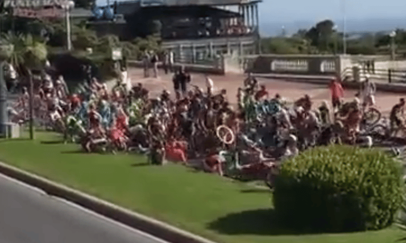 Videó: Tömeges bukás volt a Giro d'Italián