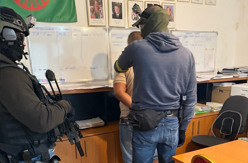 37 millió forintnyi kenőpénz átvétele közben csaptak le a rendőrök egy szlovákiai polgármesterre – fotók