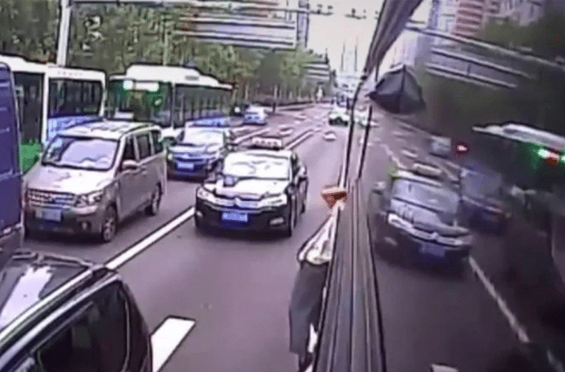 Nem engedte leszállni a bácsit a buszsofőr, de ő ettől nem jött zavarba - videó