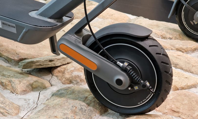 A Xiaomi előállt egy duplán rugózós elektromos rollerrel, de új okosóra és fülhallgató is jött
