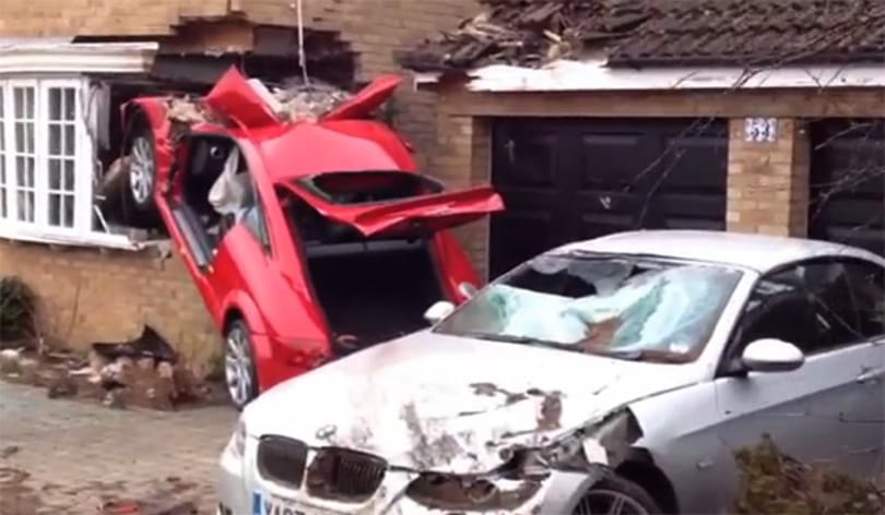 Családi házba fúródott egy Audi TT – videó