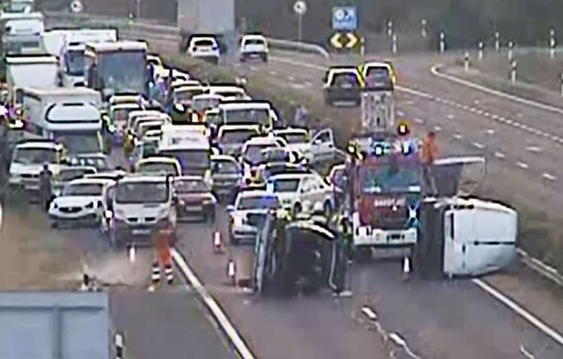 Hatalmas borulás lett az utánfutós előzésből az M3-ason
