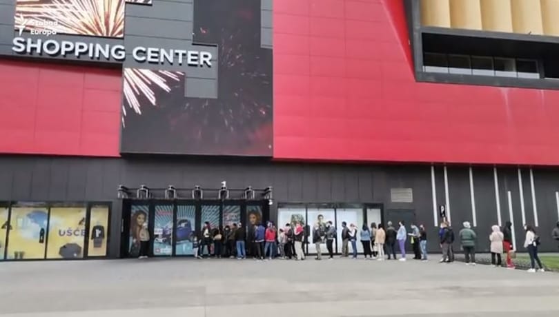 Hosszú sor kanyargott a belgrádi pláza előtt, ahol 9 ezer forintot érő kupont adtak az oltásért 