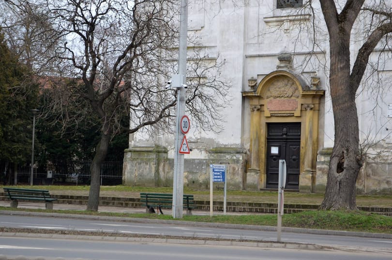 Bejelentette indulását a választáson, térfigyelő kamerát szereltek az utcájába