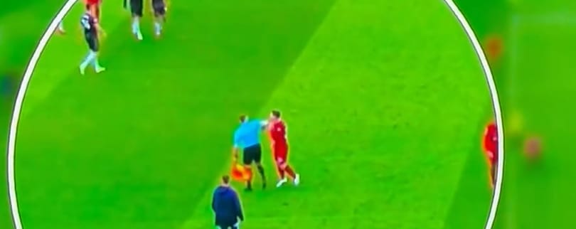 Lekönyökölte a partjelző a Liverpool focistáját, vizsgálatot indított a szövetség