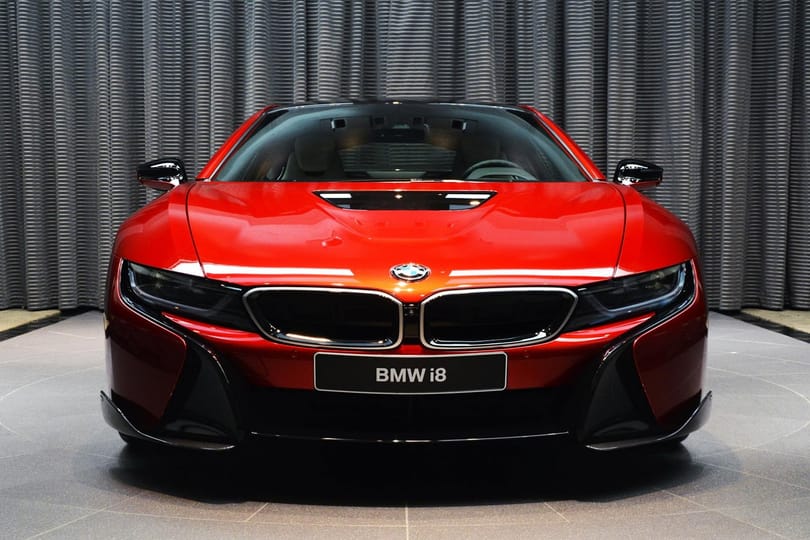 A lávavörös nem a gyári színe a BMW i8-nak, pedig nagyon jól áll neki