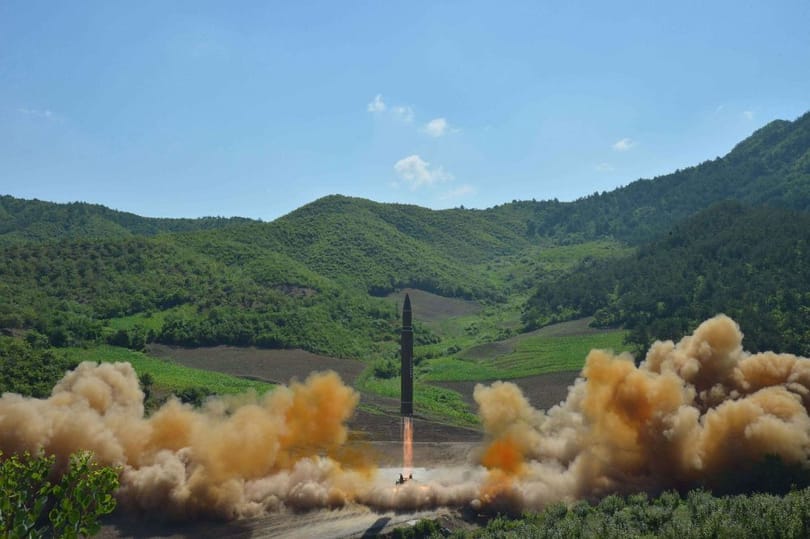 Győzelem! Igy ünneplik a kis úttörők Észak-Korea fura ura katonai sikereit, videó