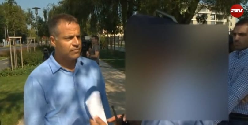 Videó: Juhász Péter a Fidesz-frakcióülésnél trollkodott, a rendőrség végül ráhagyta