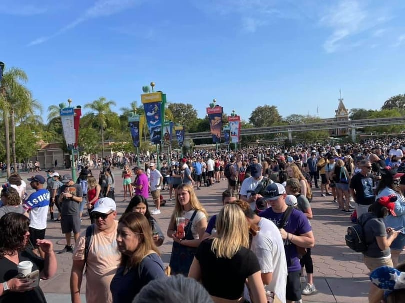 Hatalmas, maszk nélküli tömeg lepte el a Disneylandet az újranyitás napján