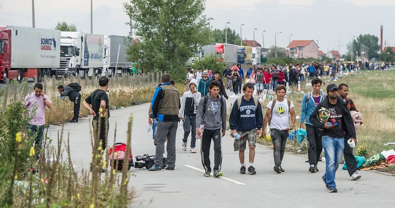 Kétezer menekült gyalogol át Hegyeshalmon