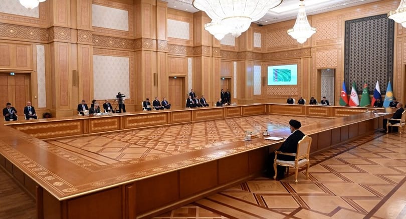 Putyinnak gigaméretű asztallal kedveskedtek a türkmén vendéglátói