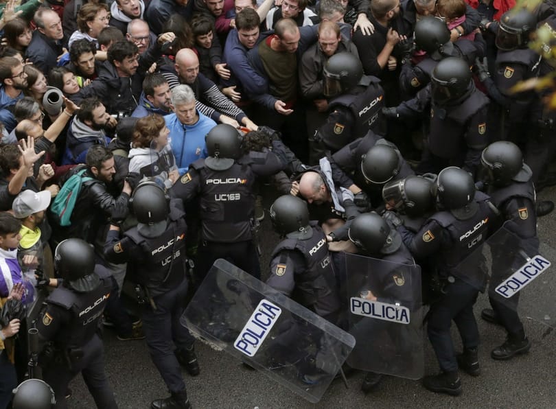 Utcára tette a spanyol rendőröket több katalán szálloda