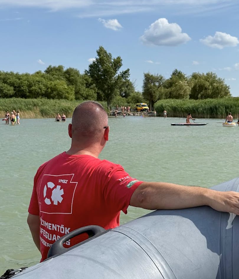 Meghalt egy fürdőző a Balatonnál