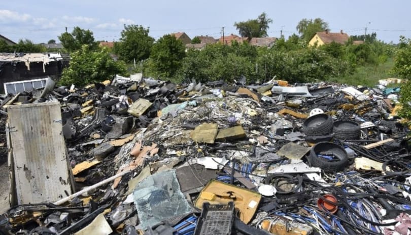 Hulladékhegy nőtt ki egy hevesi kertben illegális autóbontásból