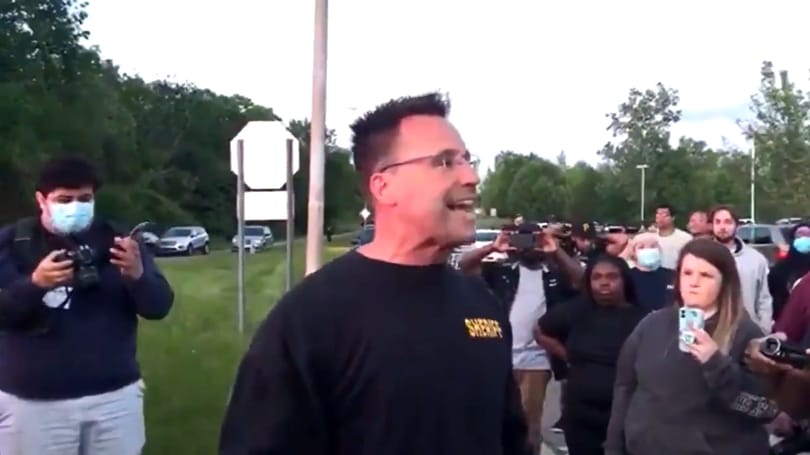 Michiganben egy rendőr letette a sisakot, majd békében vonult a tüntetőkkel