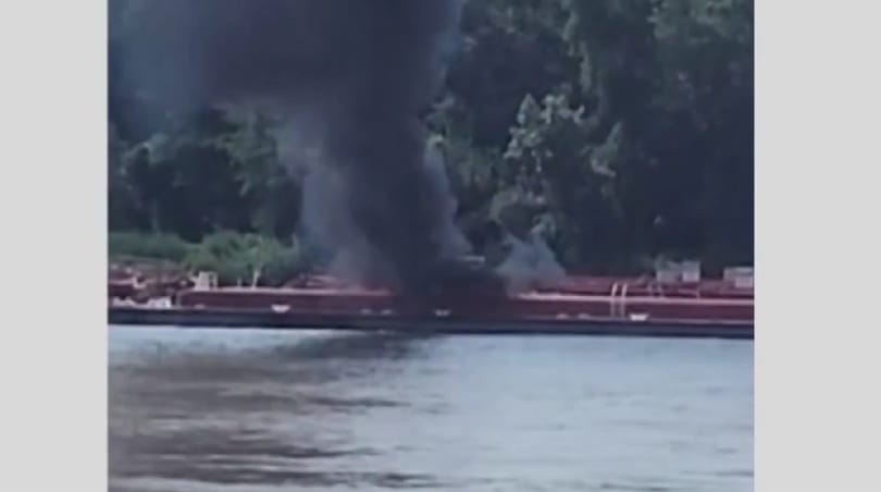 Helikopter csapódott egy bárkába a Mississippi folyón – videó