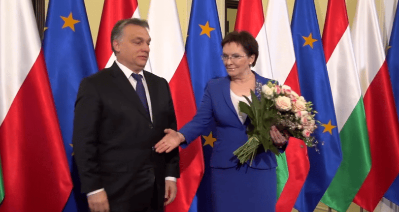 Ha csak Orbán videóját látnánk, azt hihetnénk, minden pompásan alakult Varsóban