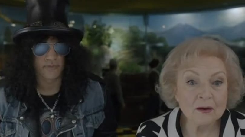 Bizarr párosítás: Slash és Betty White az állatkertben?