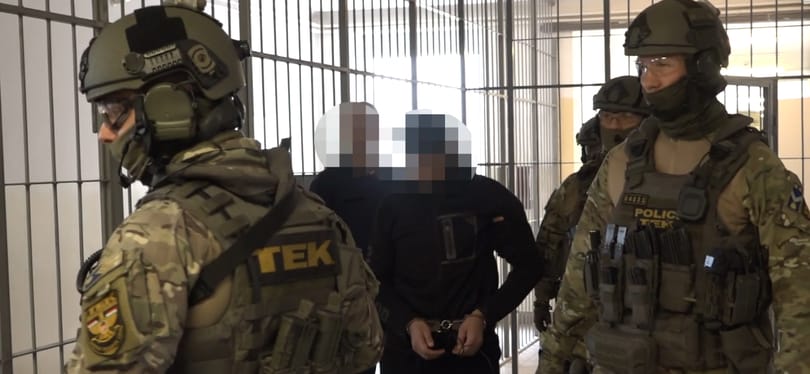 Brüsszel: nincsenek migránsokat segítő, név nélküli bankkártyák