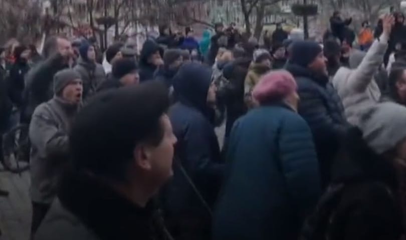 Videón, ahogy az ukránok hazaküldik az orosz katonákat