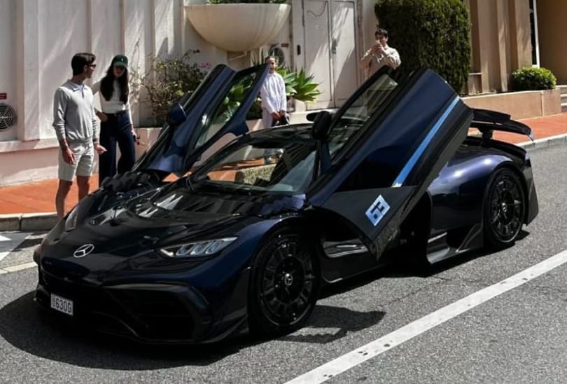 Már George Russellnek is van Mercedes-AMG One-ja, kölcsön is adta Alex Albonnak – videó