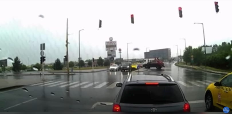Videón, ahogy több autót letarolt a megcsúszó konténerszállító Vecsésnél