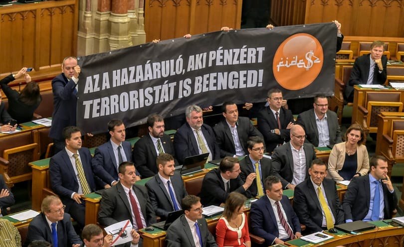 Arabosított Fidesz-logóval akciózott az alkotmánymódosítás szavazásán a Jobbik