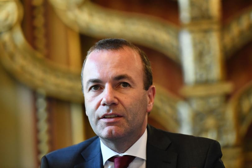 Szigorítana Weber: aki piros lapot kap, bukja az uniós pénzeket