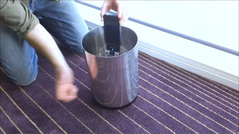 Hihetetlen zenét ír egy férfi falevélre és kávéfőzőre