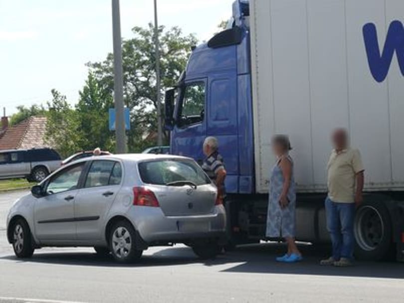 Szűk volt a kanyar a Volvónak - fotó