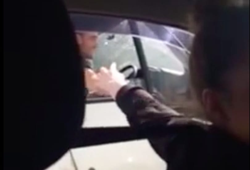 Ilyen is ritkán látni: 112 km/h-nál próbált csajozni a sofőr – videó