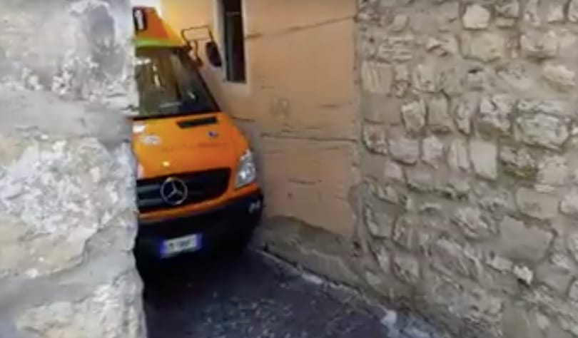 Azt hiszi, az olaszok rosszul vezetnek? Ez a sofőr megcsinálta a lehetetlent – videó
