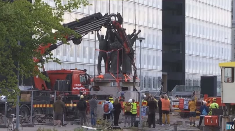 Elvittek Helsinki főteréről egy 6,5 méteres szovjet emlékművet – videó