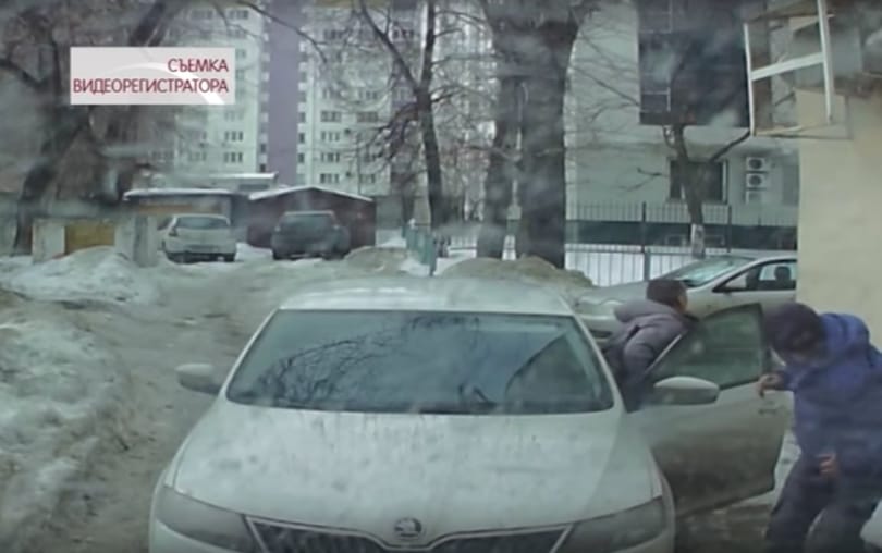 Ha néhány centivel arrébb parkol, talán már nem élne ez a sofőr – videó
