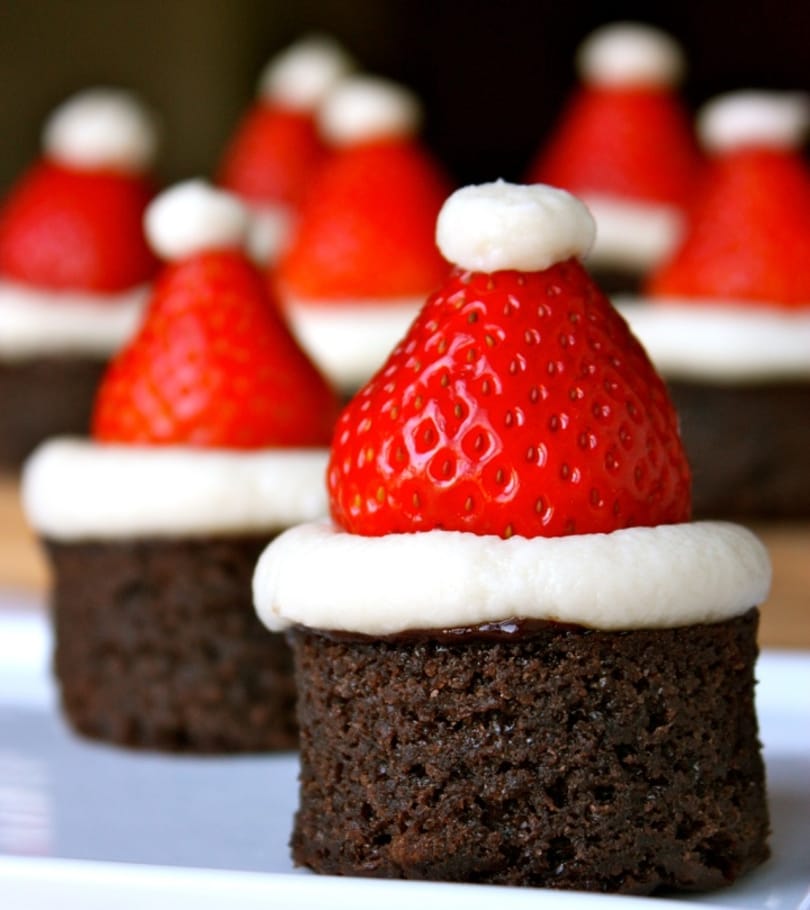Karácsonyi édesség dekoráció: mikulássapka a brownie-ra!