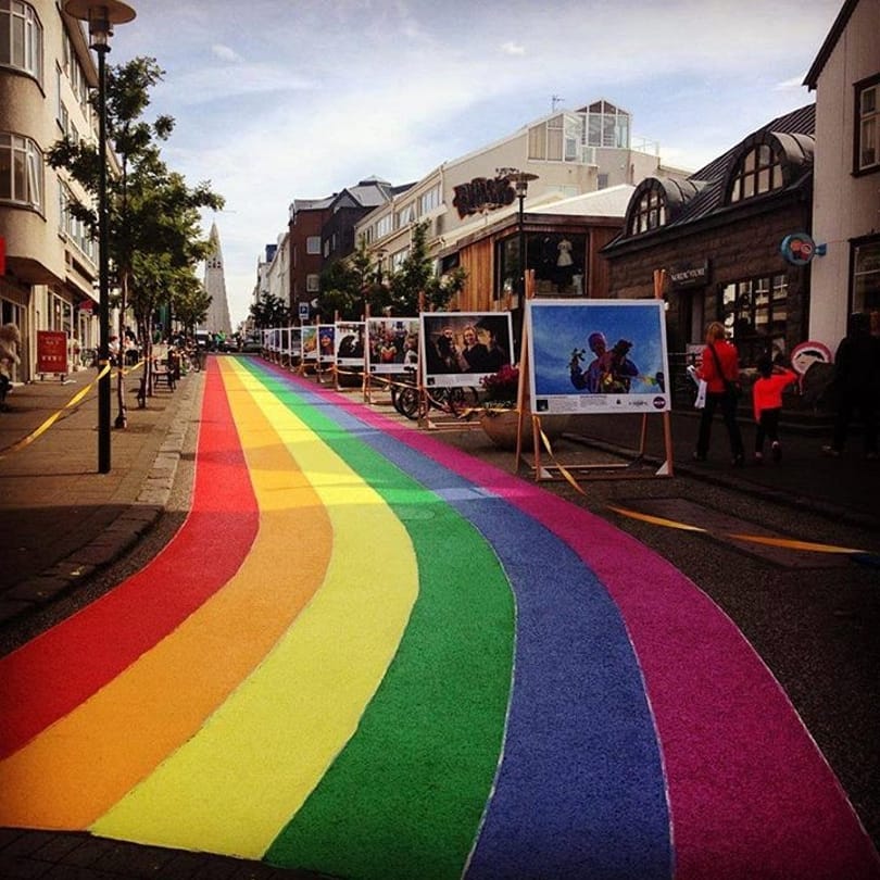 Szivárványszínűre festették Reykjavík egyik utcáját a Pride-ra - fotó
