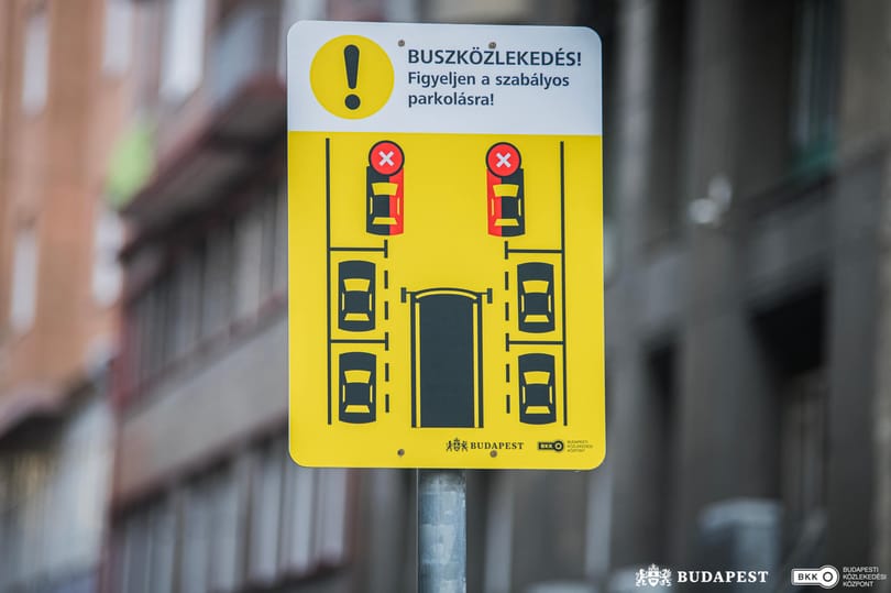 Újfajta táblákkal figyelmeztetik a hanyagul parkoló autósokat Budapesten