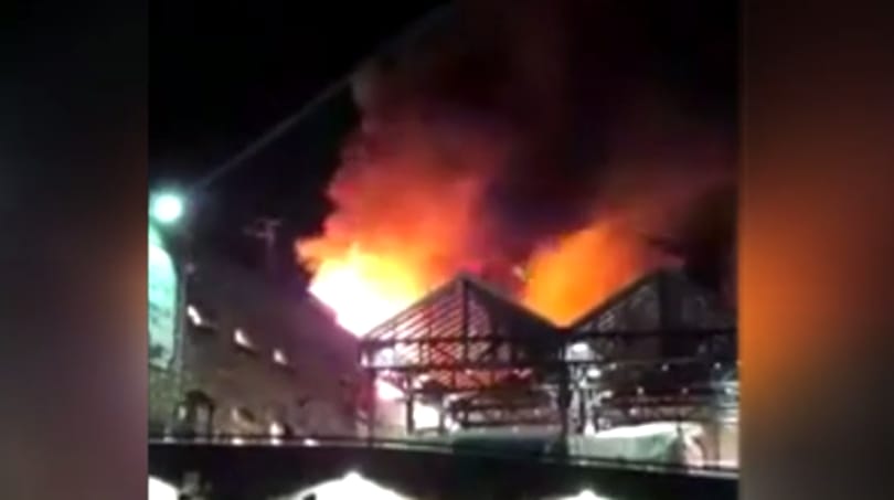 Hatalmas tűz falta fel éjjel a londoni Camden piacot – videó