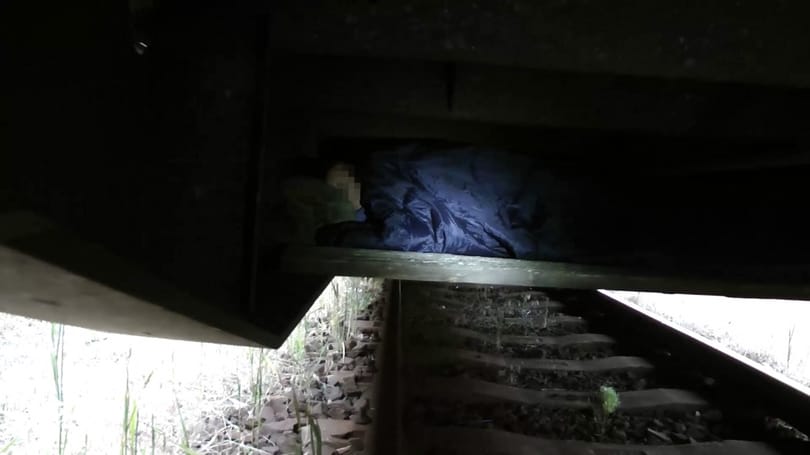 Tehervonat alvázán utaztak Magyarországra – fotó, videó