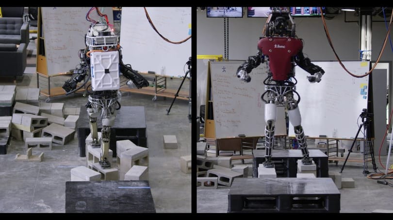 Ez a két robot már majdnem olyan ügyesen sétálgat, mint egy ember