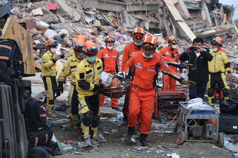 Mindent elmond a mianmari juntáról, hogy a földrengés túlélőit kereső embereket bombázta