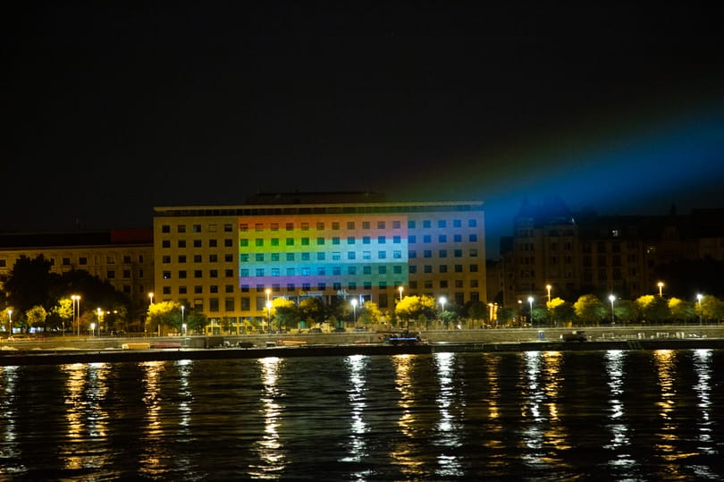 Szivárványszínű világítást kapott a Képviselői Irodaház