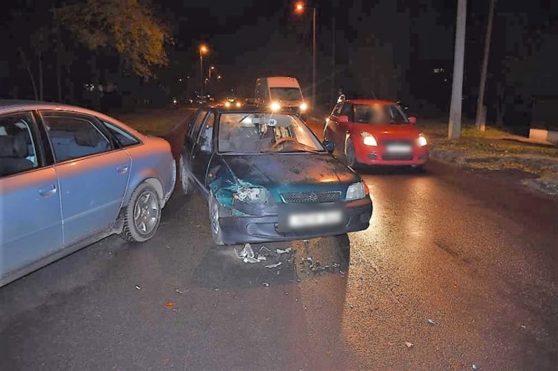 Verekedés lett egy debreceni balesetből, a rendőrök bilincsben vitték el az utast