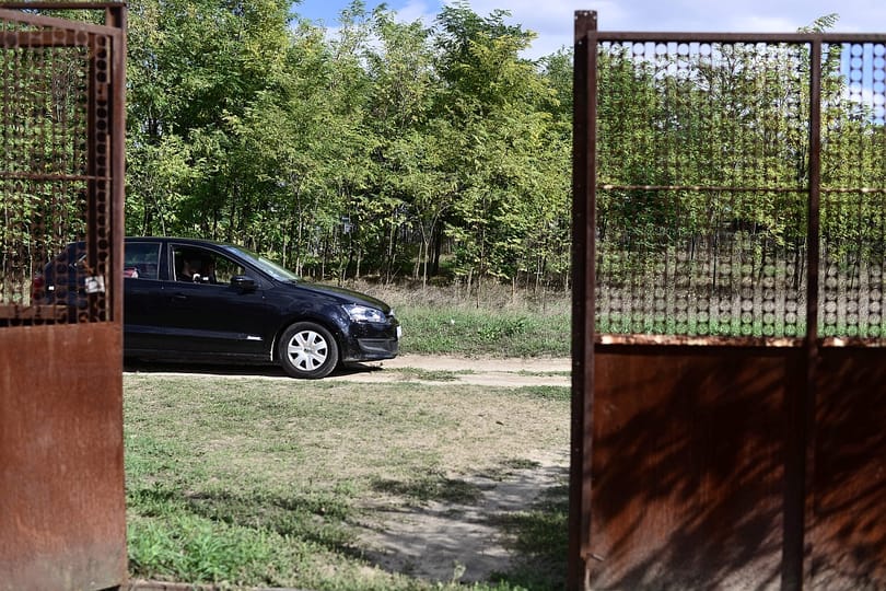 Jelöltet, újságírót követnek és videóznak Baján