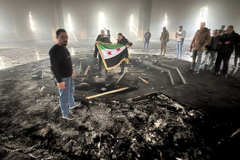 Felgyújtották Bassár el-Aszad apjának koporsóját a szíriai lázadók