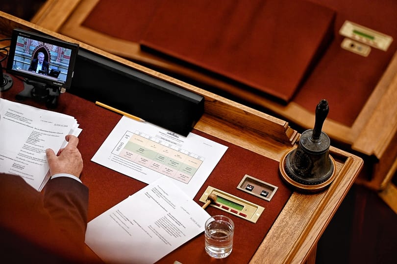 Megszavazták a gyülekezési jogot korlátozó és a drogokat betiltó 15. Alaptörvény-módosítást
