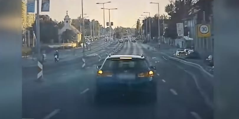 Rendőrök szeme láttára büntetőfékezett egy autós egy taxis előtt a Szentendrei úton – videó